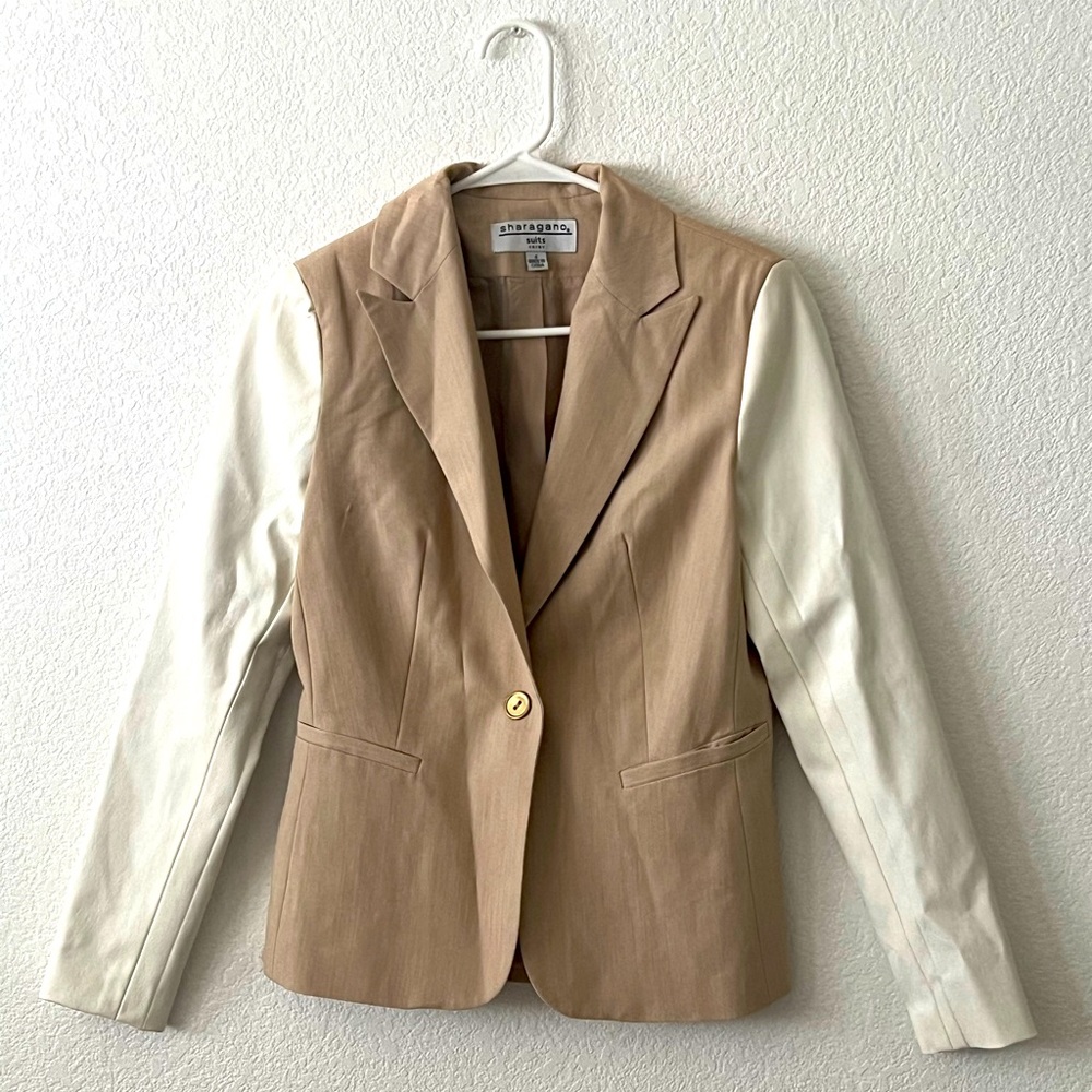 Beige and white blazer, with Gold button
